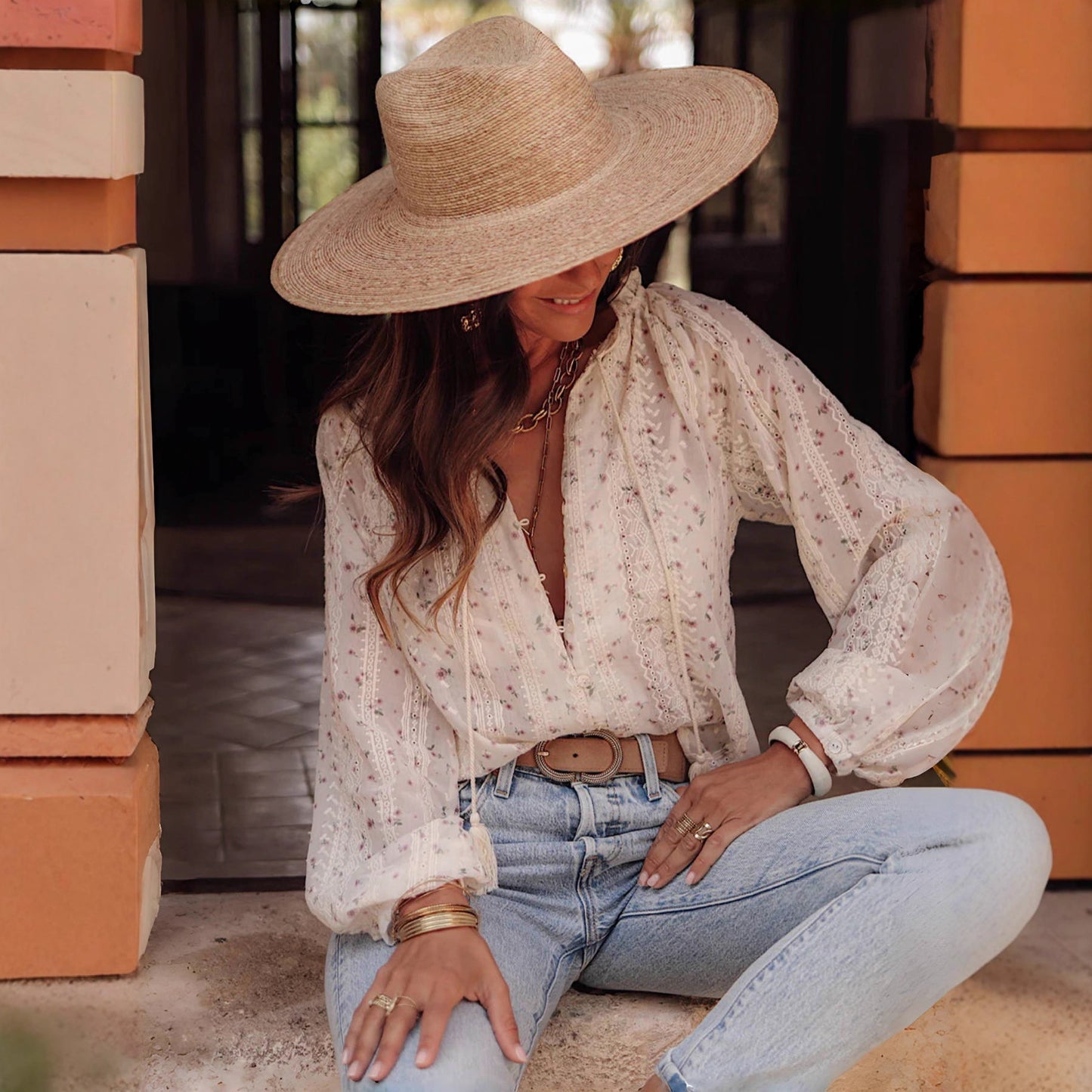 Chemise décontractée à col V brodée avec cordon de serrage